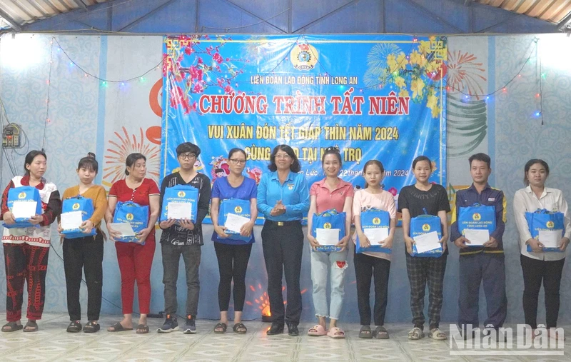 Lãnh đạo Liên đoàn Lao động Long An trao quà Tết cho công nhân tại khu nhà trọ Mười Phương (ấp 1, xã Mỹ, Bến Lức, Long An).