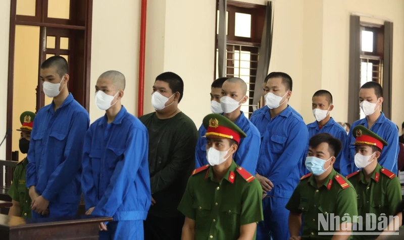9 thanh, thiếu niên (từ 15-18 tuổi) về tội giết học sinh lớp 11 bị tuyên phạt 46 năm tù. 