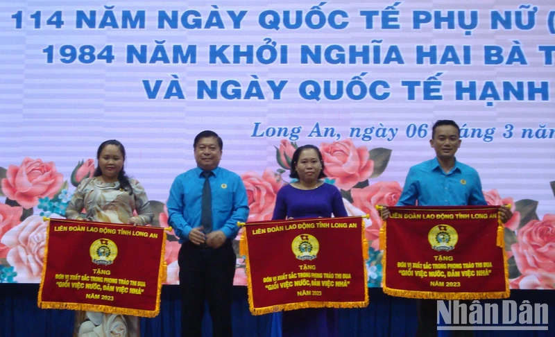 Chủ tịch Liên đoàn Lao động Long An Nguyễn Văn Quí tặng cờ thi đua cho 3 tập thể “Giỏi việc nước, đảm việc nhà”.