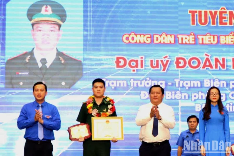 Lãnh đạo tỉnh Long An trao Bằng khen cho Đại úy Đoàn Nguyên Khang - Trạm trưởng Trạm Biên phòng cửa khẩu Mỹ Quý Tây (Đức Huệ, Long An).