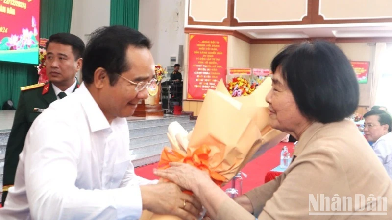 Bí thư Tỉnh ủy Long An Nguyễn Văn Được trao hoa tri ân Anh hùng lực lượng vũ trang Trần Thị Sữa. 