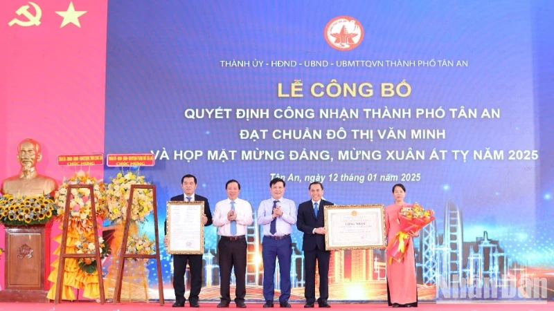 Lãnh đạo thành phố Tân An (Long An) đón nhận cờ thi đua của Chính phủ vì đã có thành tích tiêu biểu xuất sắc, dẫn đầu phong trào thi đua yêu nước năm 2023 của tỉnh Long An.