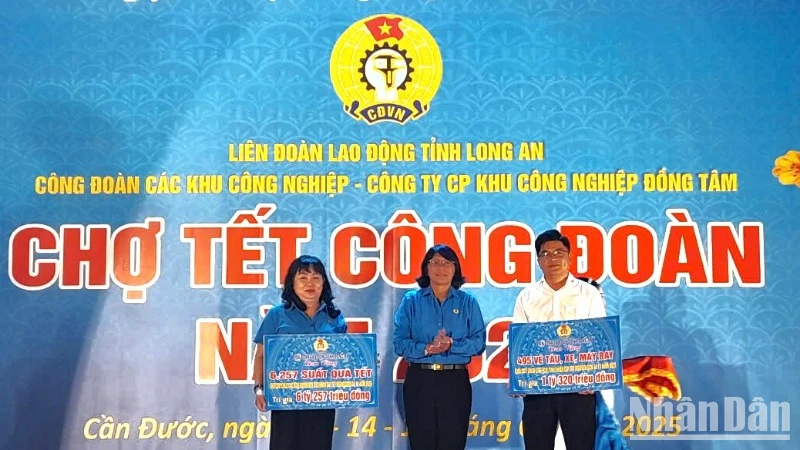 Liên đoàn Lao động tỉnh Long An trao quà và vé tàu, xe và máy bay cho Công đoàn các khu công nghiệp để trao lại cho người lao động. 