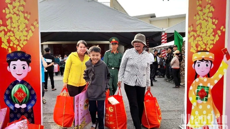 Nhiều gia đình có hoàn cảnh khó khăn mua hàng từ phiên “Chợ Xuân 0 đồng-Lan tỏa yêu thương” do Quân khu 7 tổ chức. 