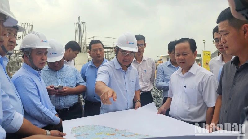 Bí thư Tỉnh ủy Nguyễn Văn Được kiểm tra tiến độ thi công đường Vành đai 3-Thành phố Hồ Chí Minh đoạn qua Long An.