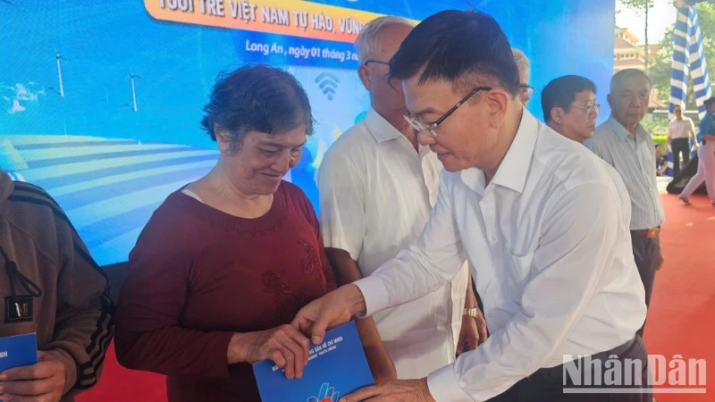 Phó Thủ tướng Chính phủ Lê Thành Long tặng quà cho gia đình có hoàn cảnh khó khăn trên địa bàn huyện Bến Lức, Long An
