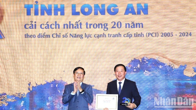 Chủ tịch VCCI, Phạm Tấn Công trao giấy chứng nhận cho tỉnh Long An với vị trí thứ 2/63 tỉnh, thành phố cải cách nhất trong 20 qua.