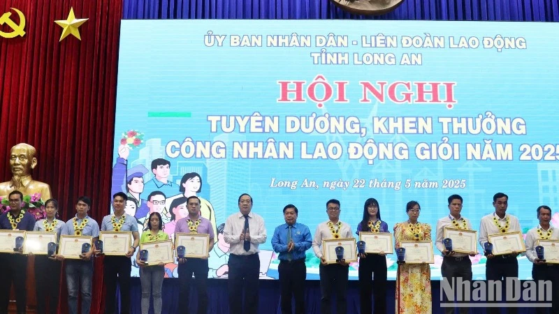 Lãnh đạo tỉnh Long An trao Bằng khen của Chủ tịch Ủy ban nhân dân tỉnh cho công nhân lao động giỏi năm 2024. 