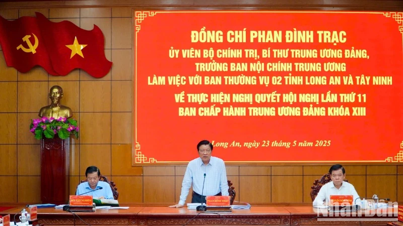 Ủy viên Bộ Chính trị, Bí thư Trung ương Đảng, Trưởng Ban Nội chính Trung ương Phan Đình Trạc làm việc với Ban Thường vụ hai tỉnh Long An và Tây Ninh.