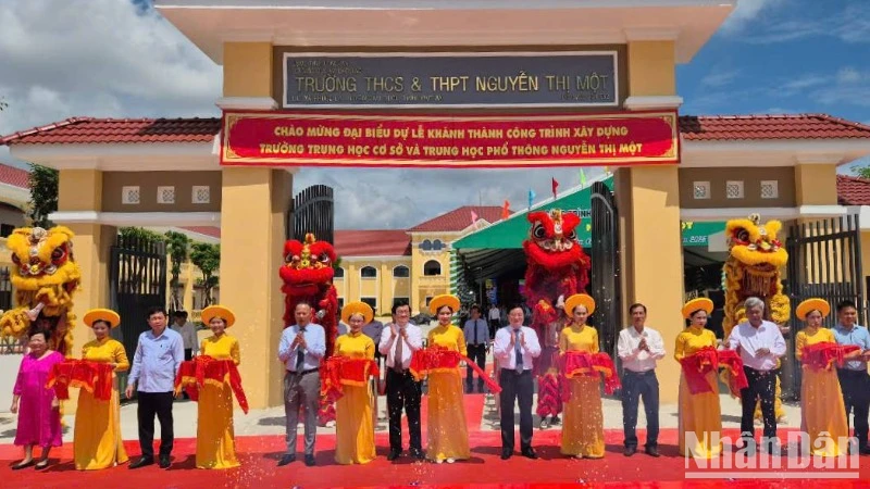 Lãnh đạo tỉnh qua các thời kỳ cắt băng khánh thành. 