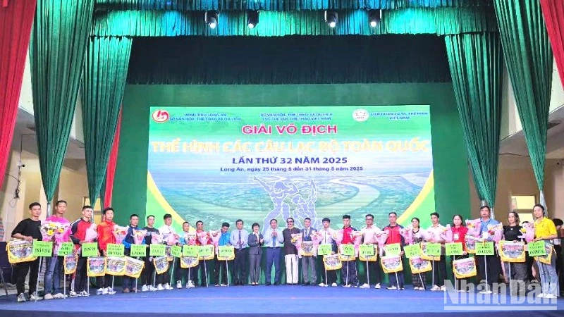 Ban tổ chức trao cờ luân lưu cho 20 câu lạc bộ thể hình trên toàn quốc.