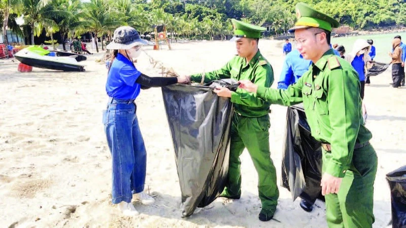 Cán bộ, chiến sĩ Biên phòng Cửa khẩu cảng Đà Nẵng cùng đoàn viên, thanh niên thành phố thu gom rác làm sạch bãi biển Đà Nẵng.