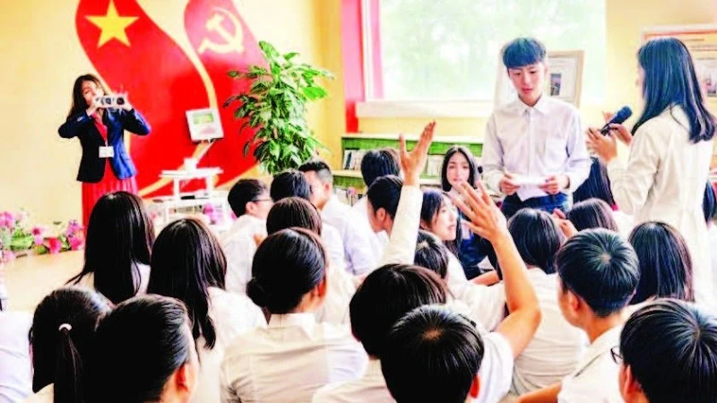 Một buổi sinh hoạt tìm hiểu về Chủ tịch Hồ Chí Minh tại "Không gian văn hóa Hồ Chí Minh" Trường trung học phổ thông Trần Phú (thành phố Đà Lạt).