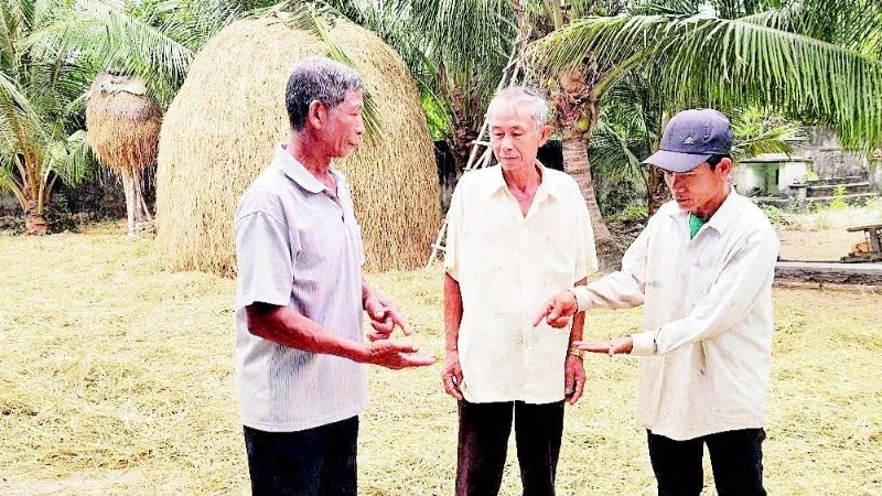 Phạm Hào (ngoài cùng bên trái) vận động người dân trong thôn xây dựng nông thôn mới.