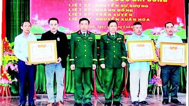 Lễ trao Bằng “Tổ quốc ghi công” tri ân 4 liệt sĩ. (Ảnh: XUÂN DIỆN)
