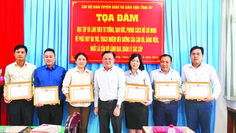Tuyên giáo và Dân vận Tỉnh ủy Tiền Giang khen thưởng các cá nhân điển hình trong học tập và làm theo Bác.