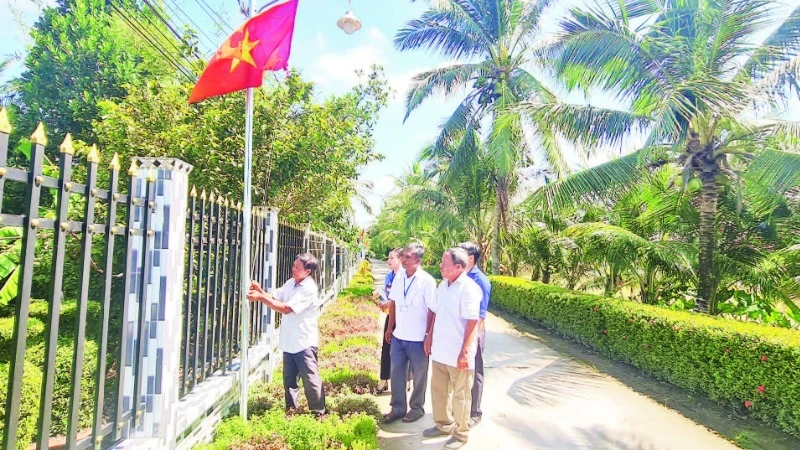 Người dân tham gia xây dựng tuyến đường đẹp giúp cảnh quan môi trường sáng, xanh, sạch đẹp.