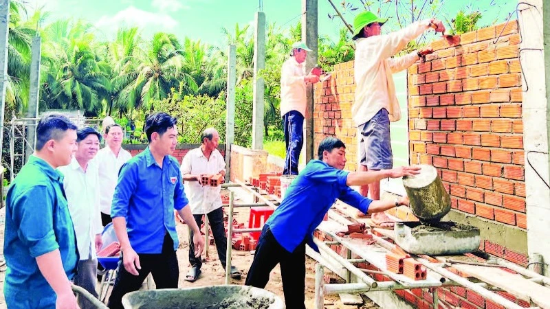 Đoàn Thanh niên xã An Ngãi Tây (huyện Ba Tri) giúp gia đình bà Phạm Thị Ngọc Hân xây dựng nhà mới.