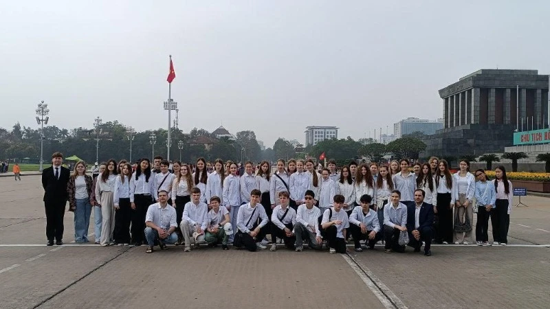 Các em học sinh tỉnh Irkutsk tham quan Lăng Chủ tịch Hồ Chí Minh.