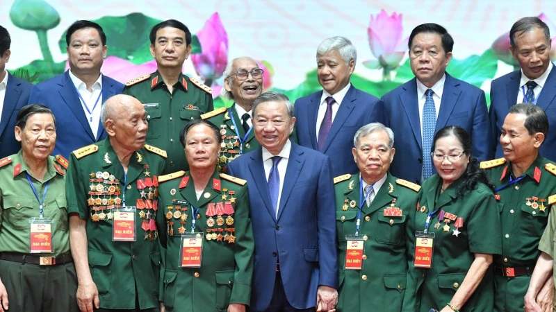 Tổng Bí thư Tô Lâm với các đại biểu tham dự chương trình gặp mặt. (Ảnh: ĐĂNG KHOA)
