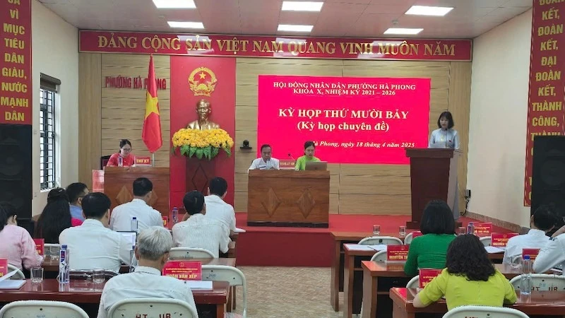 Hội đồng nhân dân phường Hà Phong, thành phố Hạ Long tổ chức kỳ họp chuyên đề.