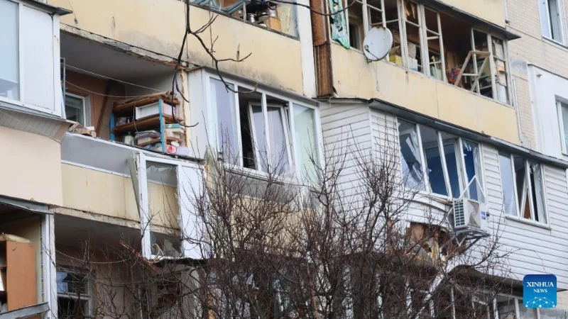 Một tòa nhà bị phá hủy trong một vụ tấn công tên lửa ở Kiev, Ukraine. (Ảnh: Tân Hoa xã)