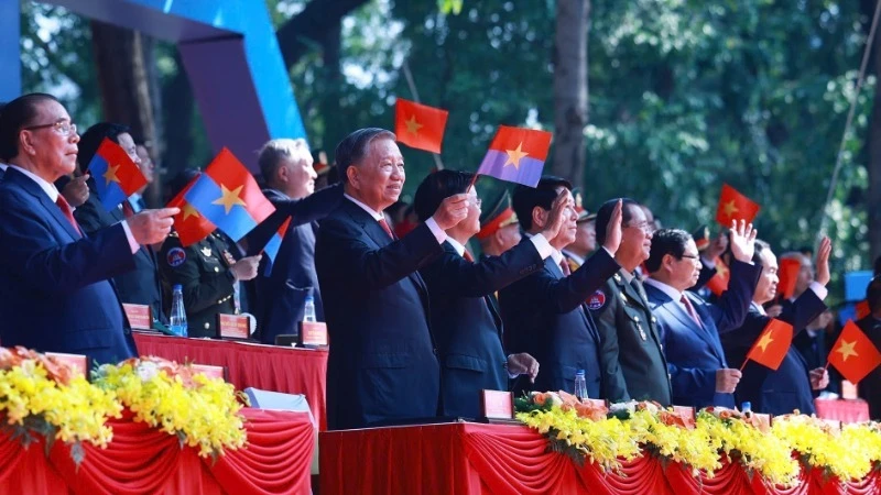 Các đồng chí lãnh đạo, nguyên lãnh đạo Đảng, Nhà nước và bạn bè quốc tế dự buổi lễ. (Ảnh TTXVN)