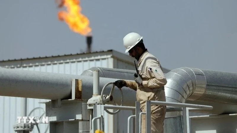 Nhân viên làm việc tại cơ sở khai thác dầu ở Wasit, Iraq. (Ảnh: THX/TTXVN)