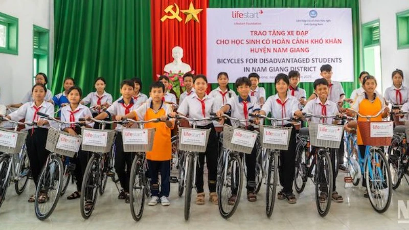 Các học sinh nghèo hiếu học tại huyện Nam Giang nhận xe đạp do Tổ chức phi Chính phủ Lifestart Foundation trao tặng. (Ảnh: ĐÌNH TĂNG)