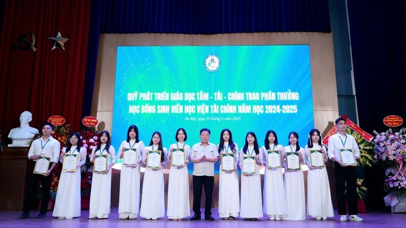 Đại diện Ban tổ chức Diễn đàn "Hợp tác và phát triển" trao quà tặng các sinh viên Học viện Tài chính xuất sắc, có thành tích nghiên cứu-đổi mới sáng tạo.