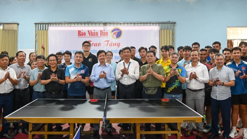 Ban tổ chức Giải vô địch bóng bàn quốc gia Báo Nhân Dân trao bàn bóng bàn tặng Trường đại học Thể dục Thể thao Đà Nẵng. (Ảnh: DUY LINH)