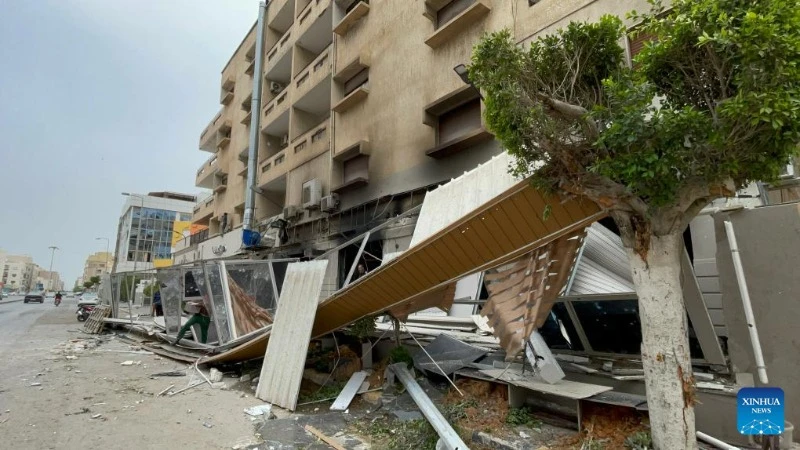 Một tòa nhà bị phá hủy do các cuộc đụng độ bạo lực ở thủ đô Tripoli của Libya. (Ảnh: Tân Hoa xã)