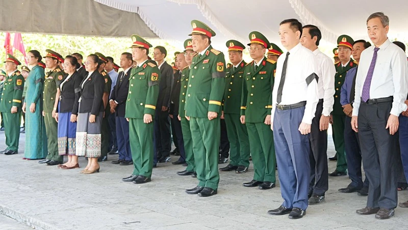 Thượng tướng Võ Minh Lương cùng lãnh đạo tỉnh Quảng Trị và tỉnh Savannakhet dự lễ viếng, truy điệu và an táng hài cốt liệt sĩ Việt Nam hy sinh tại nước bạn Lào.