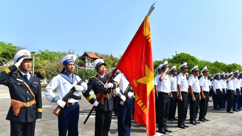 Lễ chào cờ trên đảo Trường Sa. (Ảnh: ĐĂNG KHOA)