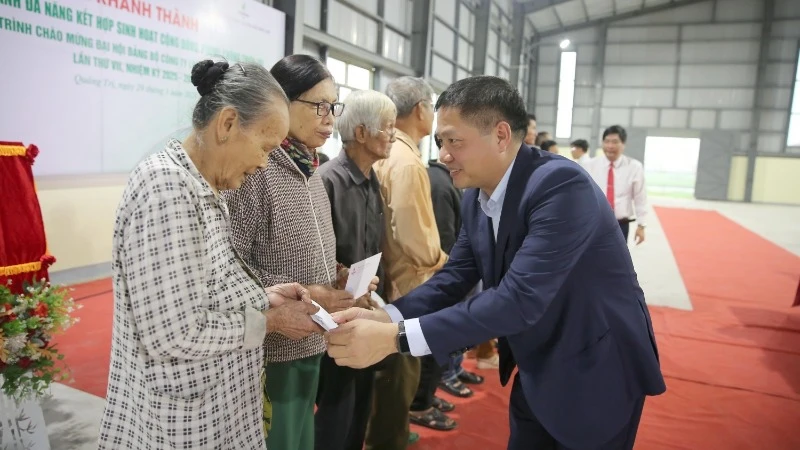 Ông Bùi Ngọc Dương, Bí thư Đảng ủy, Chủ tịch Hội đồng quản trị BSR tặng quà cho các hộ gia đình chính sách tại thị xã Quảng Trị.