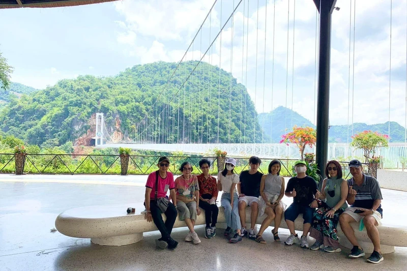Du khách nước ngoài tham quan cầu kính Bạch Long (Ảnh minh họa)