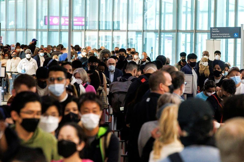 Du khách xếp hàng dài ở cửa ra máy bay tại sân bay quốc tế Toronto Pearson ở Mississauga, Ontario, Canada hôm 20/5 (Ảnh: REUTERS)