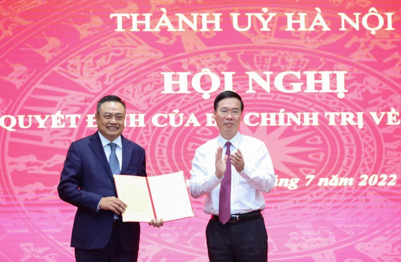 Đồng chí Võ Văn Thưởng trao quyết định cho đồng chí Trần Sỹ Thanh.