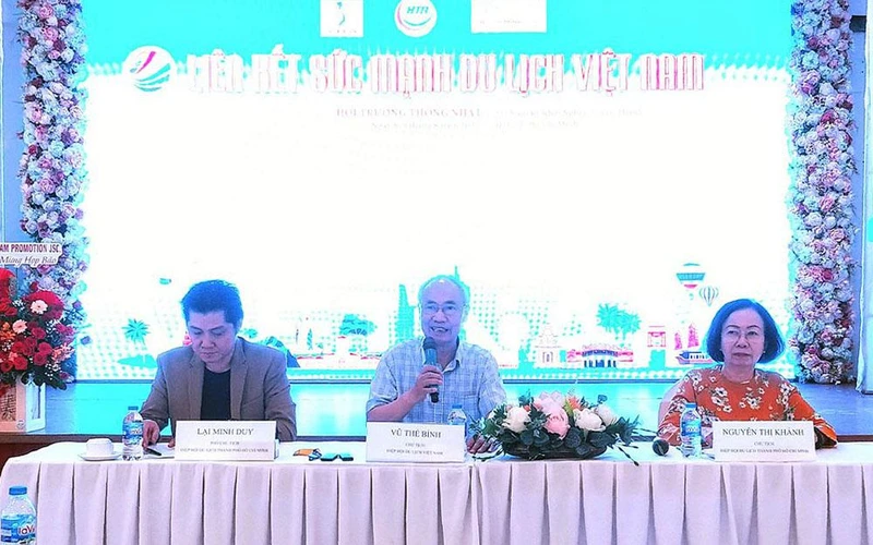 Ban Tổ chức trả lời câu hỏi trong buổi họp báo. 