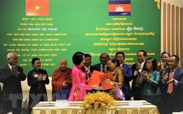 Ký biên bản thỏa thuận hợp tác giữa hai tổ chức Hội giai đoạn 2022-2027. (Ảnh: TTXVN) 