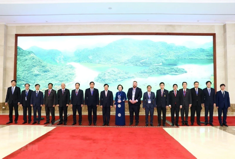Phó Thủ tướng Thường trực Phạm Bình Minh với các đại biểu. (Ảnh: TTXVN) 