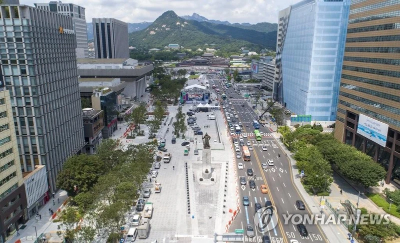 Toàn cảnh quảng trường Gwanghwamun sau cải tạo và mở rộng. (Ảnh: YONHAP)