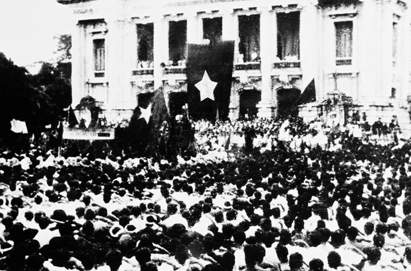Cuộc mít tinh tại quảng trường Nhà hát Lớn ngày 19/8/1945. (Ảnh tư liệu) 