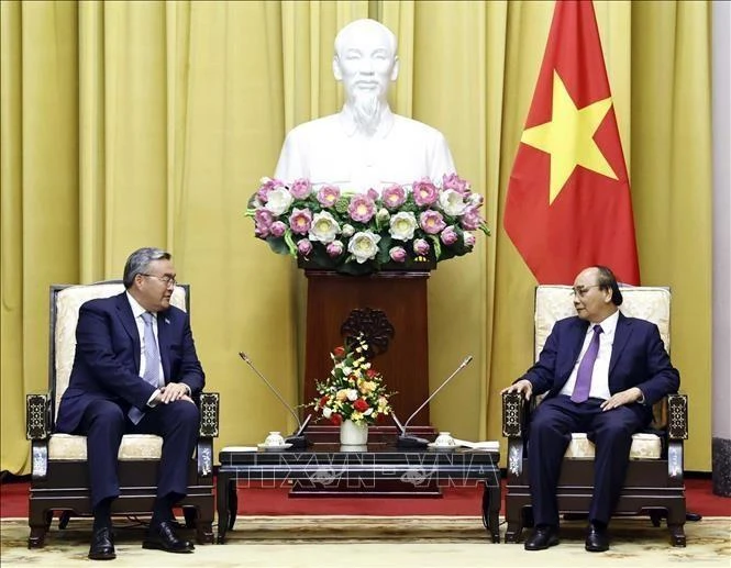 Chủ tịch nước Nguyễn Xuân Phúc tiếp Phó Thủ tướng, Bộ trưởng Ngoại giao Kazakhstan Mukhtar Tileuberdi. (Ảnh: TTXVN) 
