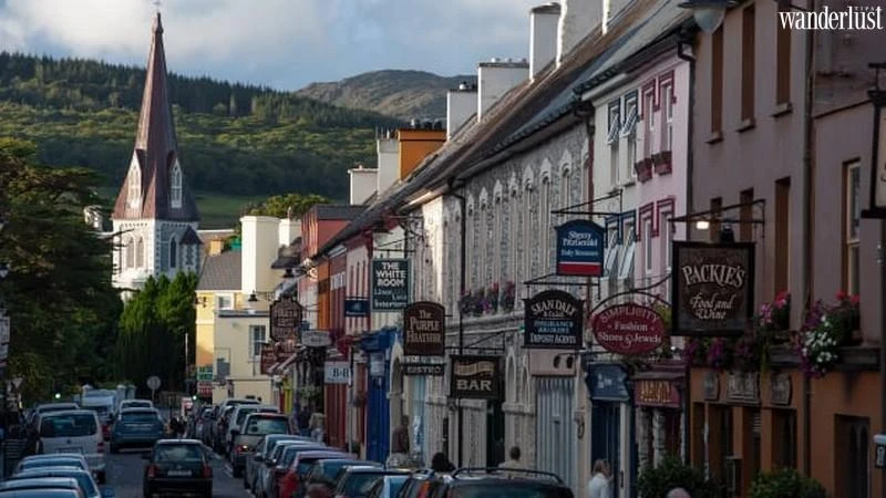 Kenmare nằm ở vịnh cùng tên, nơi sông Roughty đổ ra biển. 
