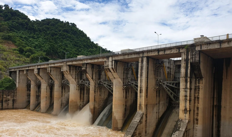 Thủy điện Khe Bố vận hành xả nước qua cửa van đập tràn. 