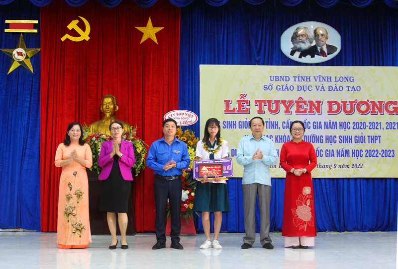 Lãnh đạo tỉnh Vĩnh Long tuyên dương, khen thưởng em Nguyễn Phan Phương Thùy, Trường THPT chuyên Nguyễn Bỉnh Khiêm đạt giải Ba muôn toán quốc gia. (Ảnh: BÁ DŨNG)