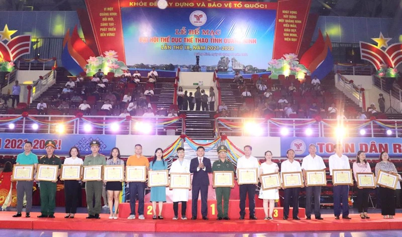 Ủy ban nhân dân tỉnh Quảng Ninh tặng Bằng khen cho các tập thể và cá nhân có thành tích xuất sắc trong công tác tổ chức và thi đấu.
