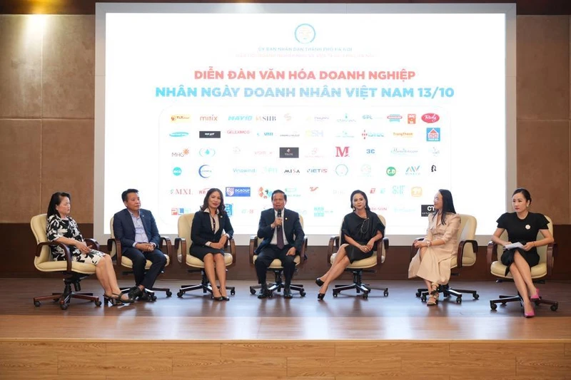 Các đại biểu trao đổi, thảo luận về Văn hoá doanh nghiệp tại chương trình.