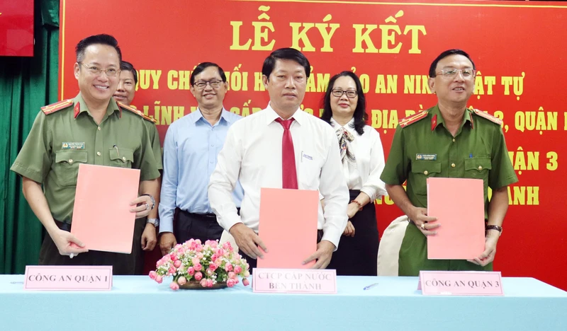 Các bên cùng ký kết Quy chế phối hợp bảo đảm an ninh trật tự trong lĩnh vực cấp nước trên địa bàn Quận 1, Quận 3.